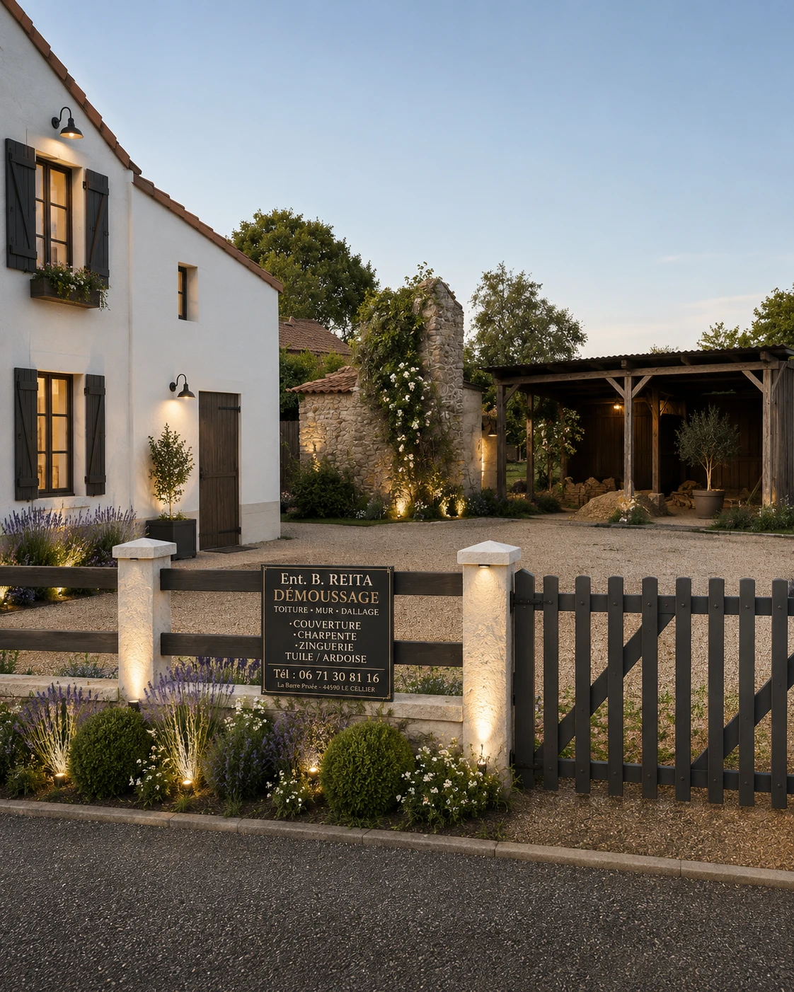Visualisation d’une habitation rénovée avec cour, dépendance et aménagement extérieur